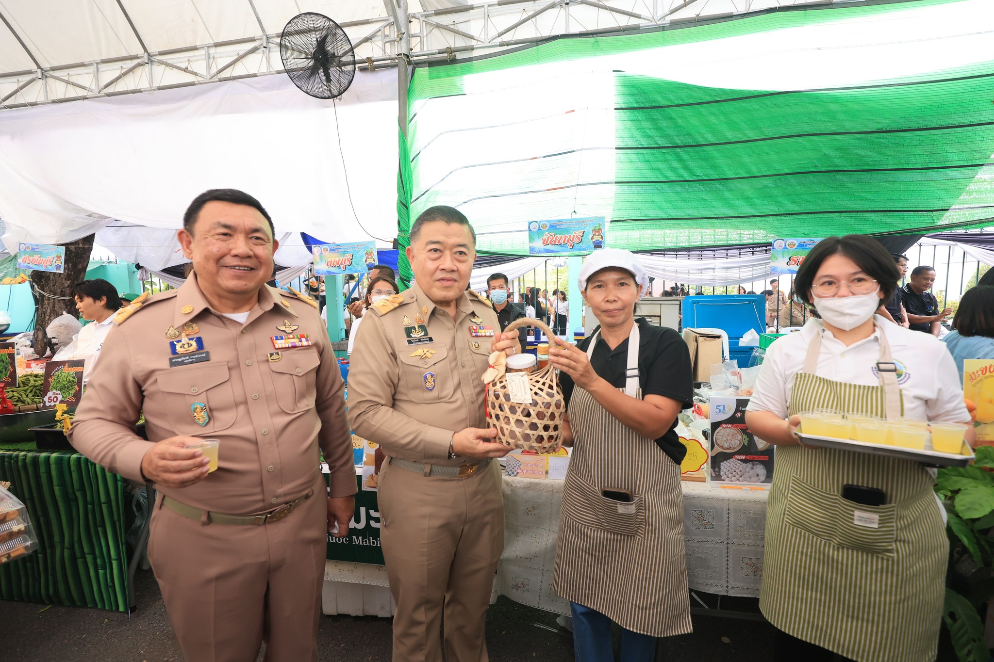 title - ปลัดกระทรวงเกษตรฯ และผู้บริหาร ส.ป.ก. เยี่ยมชมร้านค้า ในงานวันคล้ายวันสถาปนา ส.ป.ก. ครบรอบ 51 ปี